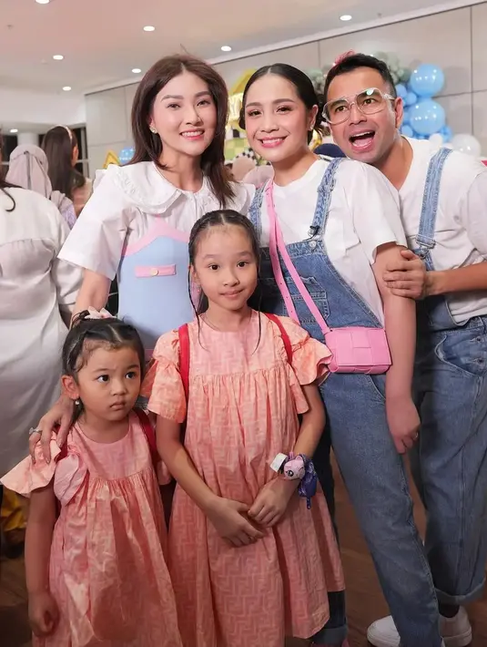 <p>Dua buah hati Sarwendah dan Ruben Onsu jadi tamu di pesta ulang tahun Cipung. Thalia dan Tania Onsu tampil kompak dengan mengenakan dress berwarna salem. [Foto: Instagram/sarwendah29]</p>
