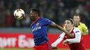 Duel pemain CSKA Moscow, Ahmed Musa (kiri) denganpemain Arsenal, Hector Bellerin pada leg kedua Liga Europa di CSKA Arena, Russia, (12/3/2018). Arsenal lolos ke Semifinal dengan agregat gol 6-3. (AP/Pavel Golovkin)