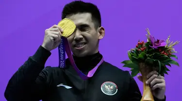 Harris Horatius dari Indonesia merayakan perolehan medali emas di atas podium Wushu Nanquan & Nangun All-Round Putra Asian Games ke-19 di Hangzhou, China, Selasa, 26 September 2023. (AP Photo/Ng Han Guan)