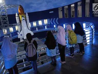 Anak-anak Panti Asuhan Rumah Amalia melihat replika roket saat mengikuti wisata edukasi di wahana Skyworld TMII, Jakarta, Minggu (25/8/2019). Kegiatan tersebut untuk mengenalkan dunia antariksa sejak dini kepada anak-anak. (Liputan6.com/Faizal Fanani)