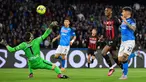 Pemain AC Milan, Rafael Leao mencetak gol pertama timnya ke gawang Napoli pada laga pekan ke-28 Liga Italia 2022/2023 yang berlangsung di Stadio Diego Armando Maradona, Senin (03/04/2023) dini hari WIB. AC Milan menang dengan skor 4-0. (AFP/Tiziana Fabi)