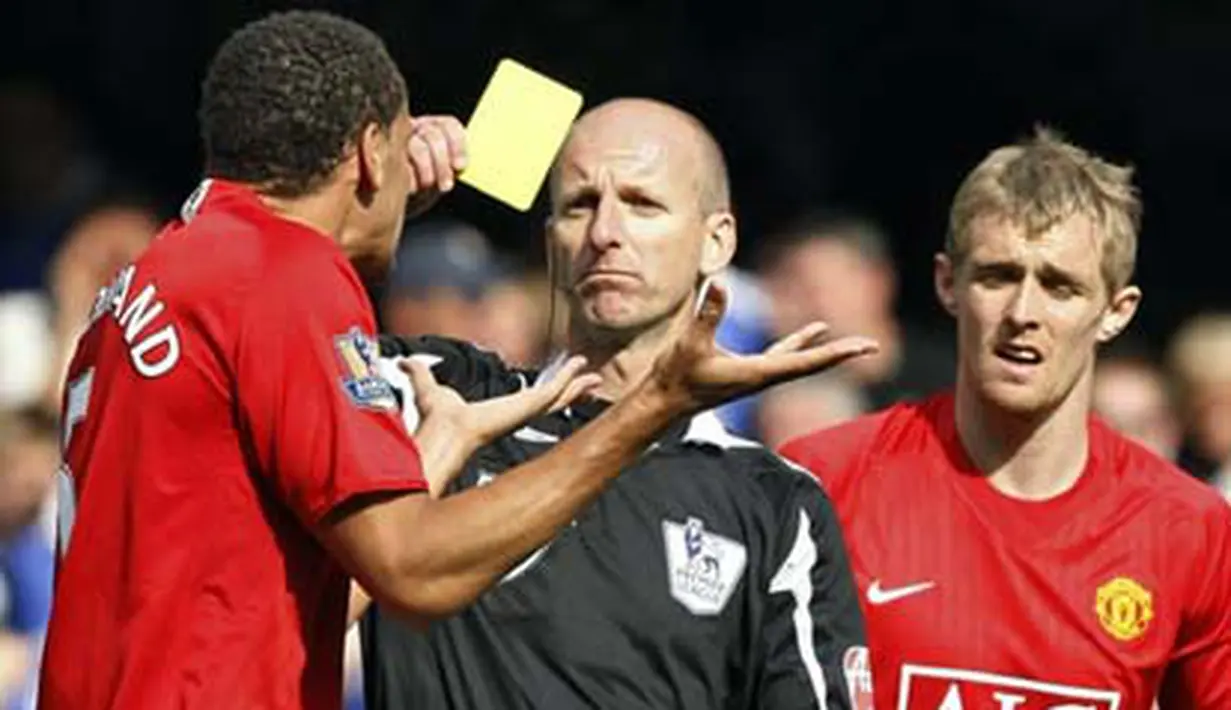 Referee Mike Riley brandishes a card at Manchester United&#039;s Rio Ferdinand during their Premiership match against Chelsea on September 21, 2008 at Stamford Bridge, in London. The game ended 1-1. AFP PHOTO/ ADRIAN DENNIS