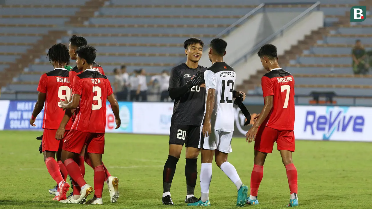 Foto: Brilian, Ini Dia Aksi Kiper Timnas Indonesia saat Menggagalkan Penalti Timor Leste di Sea Games 2021 Vietnam