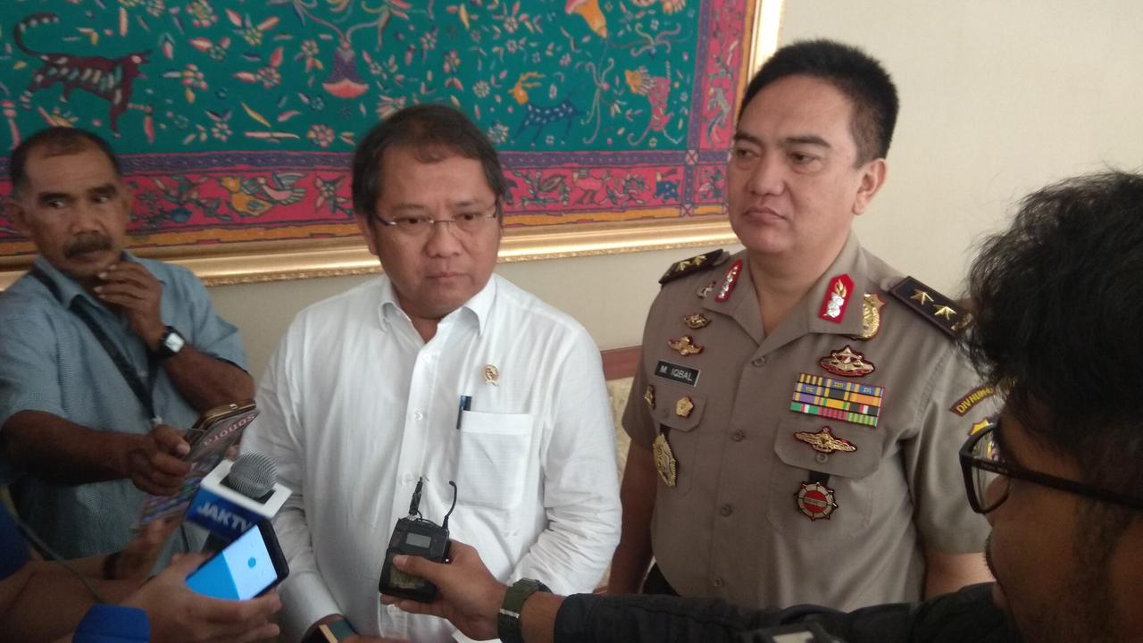 Menteri Komunikasi Informatika (Menkominfo) Rudiantara (kemeja putih) dan Kepala Divisi Humas Polri Irjen M Iqbal.