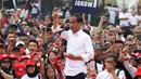 Capres nomor urut 01 Joko Widodo menunjukkan sebuah kartu saat menyapa pendukungnya dalam deklarasi Alumni Jabar Ngahiji di Monumen Perjuangan Kota Bandung, Jawa Barat, Minggu (10/3). Deklarasi bertema 'Ayo Bung Satu Kembali'. (Liputan6.com/Angga Yuniar)