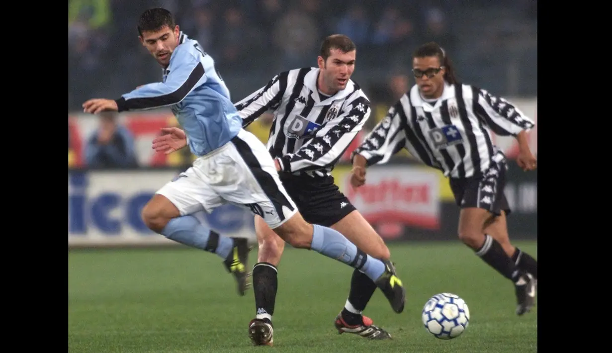 Petualangan Zidane dimulai pada 1996 dengan menandatangani kontrak bersama Juventus. Zidane pun seperti menemukan tempat yang sesungguhnya bersama Bianconeri. Satu per satu gelar juara pun diraihnya bersama Juventus. (Foto: AFP/Gabriel Bouys)