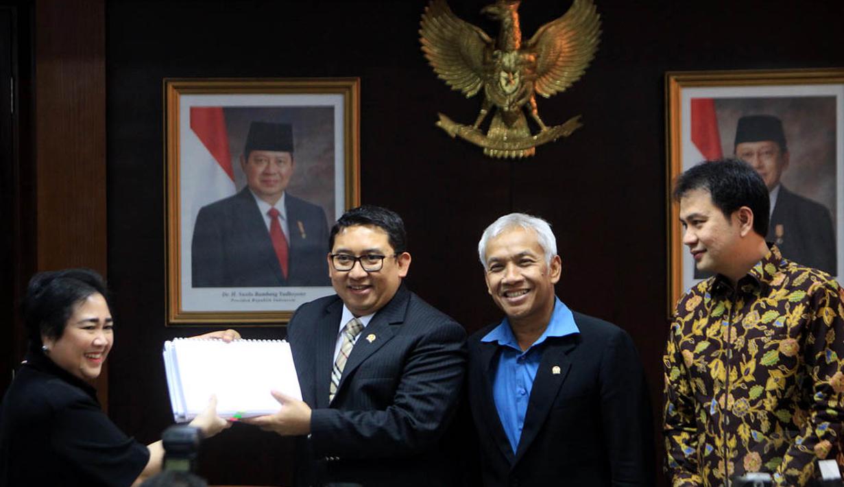 Wakil Ketua DPR RI Fadli Zon menerima berkas dari Rachmawati Soekarno Putri bersama Wakil Ketua DPR RI Agus Hermanto dan Anggota DPR RI Aziz Syamsuddin dari Fraksi Partai Golkar, Jakarta, (9/10/14). (Liputan6.com/Andrian M Tunay)  
