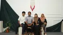 Arkhan Kaka mengunggah foto bersama keluarganya di Instagram. Potret ke bersamaan Arkhan Kaka dengan keluarganya ini curi perhatian. Sang ayah selalu perhatian dengan tumbuh kembang Kaka dengan beri banyak saran terkait karier sepak bola sang anak. (Liputan6.com/IG/arkhan8kaka)