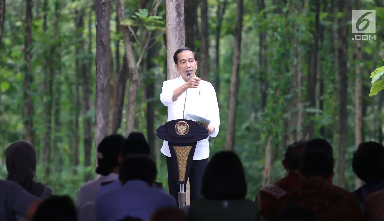 Presiden Joko Widodo berdialog dengan petani saat penyaluran SK IPHPS di Tuban, Jawa Timur, Jumat (9/3). Total luas lahan Perhutanan Sosial seluas 14.713,5 Ha dengan total jumlah petani penerima SK PHPS sebanyak 11.921 orang. (Liputan6.com/Angga Yuniar)
