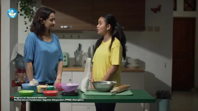 Pakai Baju Hitam Kok Terasa Gerah? Bantu Anak Temukan Jawabannya