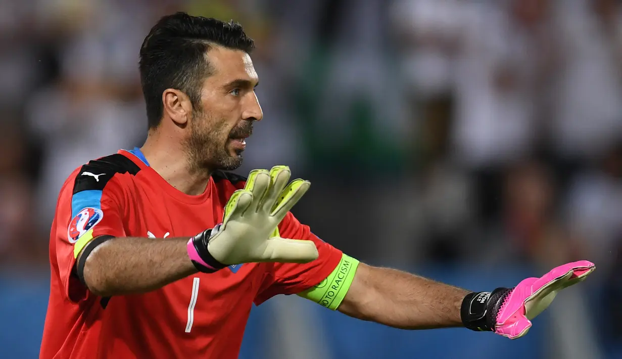 Gianluigi Buffon. Kiper Timnas Italia ini telah bermain dalam 17 penampilan selama berkiprah di Piala Eropa. Menjadi andalan di edisi-edisi sebelumnya, namun dipastikan tidak akan memperkuat Gli Azzurri di edisi 2020 ini. Prestasi terbaiknya adalah mencapai final pada 2012. (AFP/Patrik Stollarz)
