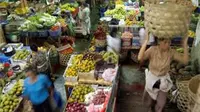 Lorong pedagang buah dan sayuran di Pasar Badung, Denpasar, Bali. Pasar ini merupakan kawasan yang dikembangkan menjadi obyek wisata dalam kota (City Tour).(Antara)
