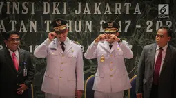 Gubernur dan Wagub DKI Jakarta Anies Baswedan (kedua kiri) dan Sandiaga Uno (kedua kanan) berpose usai sertijab di Balai Kota, Jakarta, Senin (16/10). (Liputan6.com/Faizal Fanani)