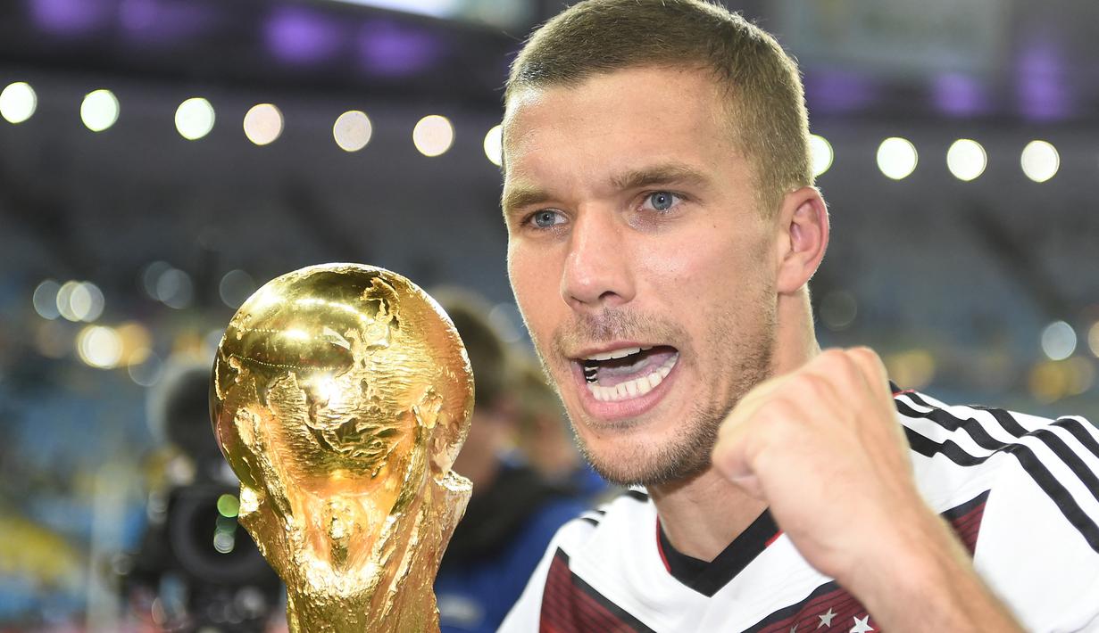 Lukas Podolski. Satu lagi pemain Jerman yang mampu merebut gelar juara Piala Dunia 2014 saat berseragam Arsenal adalah Lukas Podolski. Dibandingkan dengan Per Mertesacker dan Mesut Oezil, ia menjadi yang tersingkat memperkuat Arsenal, yaitu hanya 2,5 musim saja mulai 2012/2013 hingga pertengahan 2014/2015. Pada Piala Dunia 2014 ia hanya tampil 2 kali di fase grup, sementara mulai babak 16 besar hingga final ia sama sekali tak diturunkan dan hanya duduk di bangku cadangan. (AFP/Fabrice Coffrini)