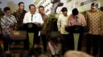 Jaksa Agung HM Prasetyo bersama Ketua Pansus Hak Angket KPK Agun Gunandjar dan Sejumlah Anggota Pansus Hak Angket KPK memberikan keterangan pers usai melakukan pertemuan di Kejaksaan Agung, Jakarta, Kamis (13/7). (Liputan6.com/Johan Tallo)