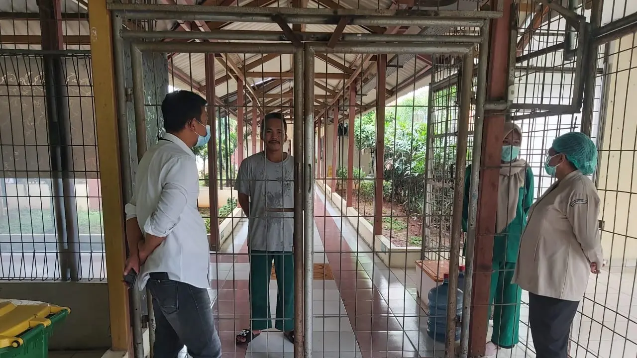 Tersangka penyerangan terhadap perawat di Terminal 2 Bandara Soekarno Hatta (Soetta), dibebaskan dari jeratan hukum. Pasalnya, tersangka RA (19), mengalami gangguan jiwa berat.