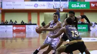 Stapac Jakarta menang 81-62 atas Bank BPD DIY Bima Perkasa Jogja pada seri ketiga IBL 2018-2019 di GOR Merpati Denpasar, Bali, Sabtu (15/12/2018). (Media IBL)