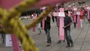 Sejumlah orang membawa salib berwarna pink saat memperingati Hari Internasional untuk Penghapusan Kekerasan terhadap Perempuan di Meksiko, Rabu (25/11). Setiap tahunnya, kegiatan ini berlangsung dari tanggal 25 November. (REUTERS/Daniel Becerril)