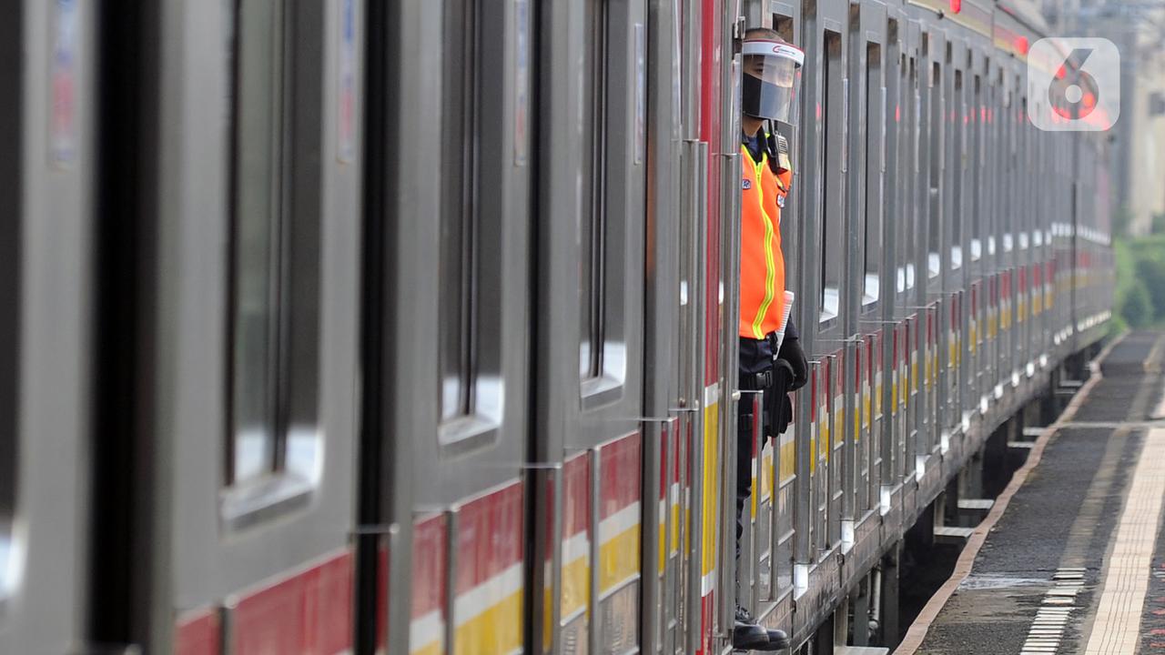 FOTO: Penerapan Pembatasan Penumpang Dalam Gerbong KRL