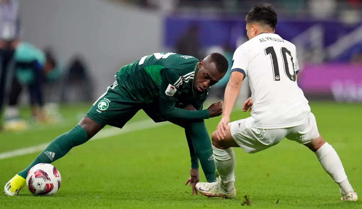 Menit ke-52, Kirgistan harus bermain dengan sembilan pemain setelah Kimi Merk juga diganjar kartu merah oleh wasit. Arab Saudi pun mendominasi penuh jalannya pertandingan. (AP Photo/Aijaz Rahi)