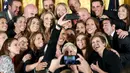 Presiden AS Barack Obama berselfie dengan pemain Abby Wambach saat menyambut tim sepakbola putri Amerika di Gedung Putih dan merayakan kemenangan mereka di turnamen Piala Dunia Sepakbola Putri 2015, Washington, Selasa (27/10). (REUTERS/Kevin Lamarque)