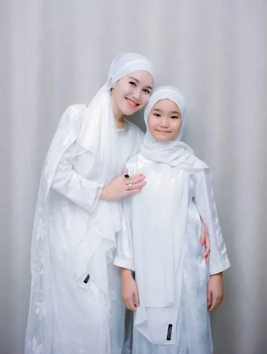 Tampak, Ayu Ting Ting yang terlihat anggun mengenakan gamis panjang berwarna putih. Sekilas gamisnya terlihat simple, namun tetap elegan dengan aksen lace di belakangnya. [@ayutingting92]