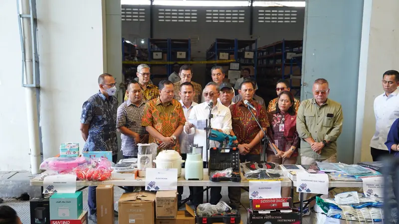 Menteri Perdagangan (Mendag) Zulkifli Hasan meninjau barang-barang impor hasil temuan Satuan Tugas (Satgas) Pengawasan Barang Tertentu yang Diberlakukan Tata Niaga Impor pada Jumat, (26/7/2024). (Dok Kemendag)