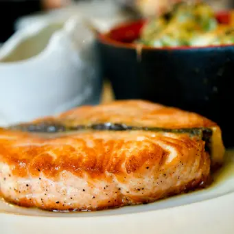 Metode memasak dengan oven dapat membantu menjaga tekstur ikan agar tetap lembut tanpa perlu banyak proses (Sumber: Pexels.com)