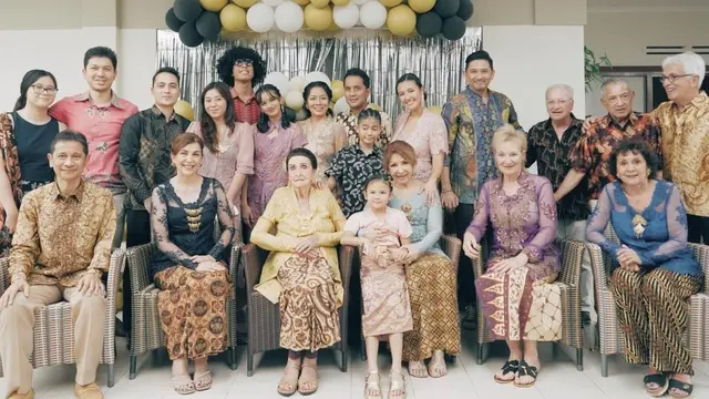 7 Potret Sharena Delon Rayakan Ulang Tahun Sang Nenek yang ke-100, Meriah Banget