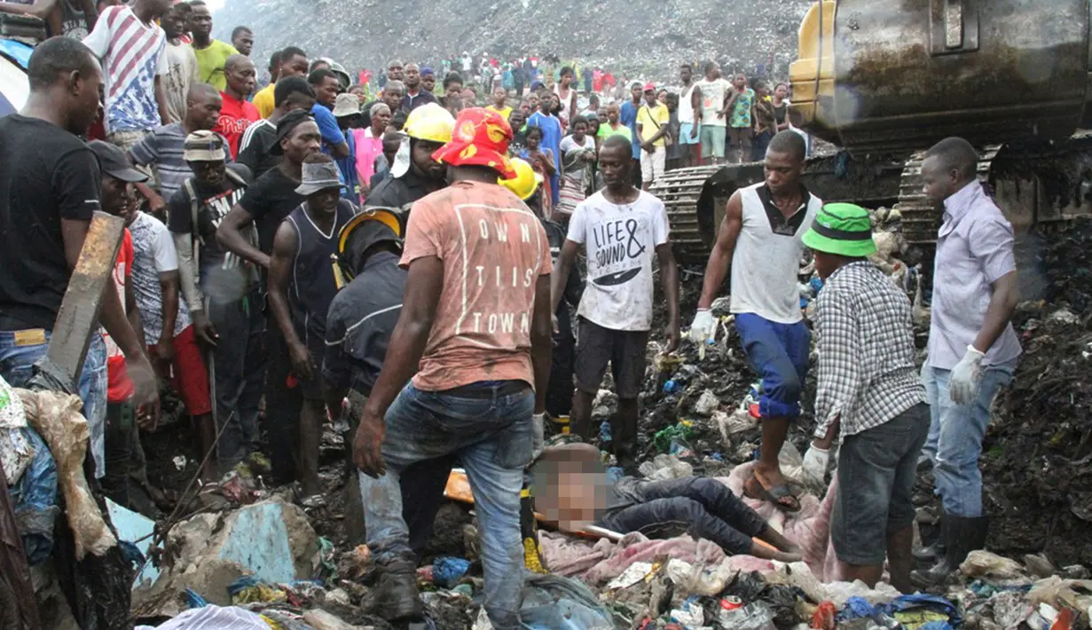 Petugas penyelamat mencari para korban yang tertimbun gunungan sampah longsor di ibu kota Mozambik, Maputo,  Senin (19/2). Pihak berwenang mengatakan kemungkinan lebih banyak mayat yang mungkin masih berada di bawah timbunan sampah. (AP/Ferhat Momade)