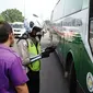 Kepolisian Resor Bogor merazia bus yang hendak melintasi jalur menuju Puncak dan Sukabumi. (Liputan6.com/Achmad Sudarno)