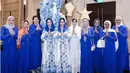 Melengkapi tampilannya, dengan kerudung polos biru hanya hanya disematkan di kepalanya yang masih memerlihatkan rambut dan lehernya. [@annisayudhoyono]