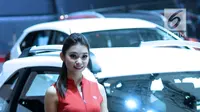Sales Promotion Girl berpose di sisi mobil keluaran Honda pada Indonesia International Motor Show 2018 di JIExpo, Jakarta, Kamis (19/4). 38 merek kendaraan dipamerkan dan 350 perusahaan ikut dalam IIMS 2018. (Liputan6.com/Helmi Fithriansyah)
