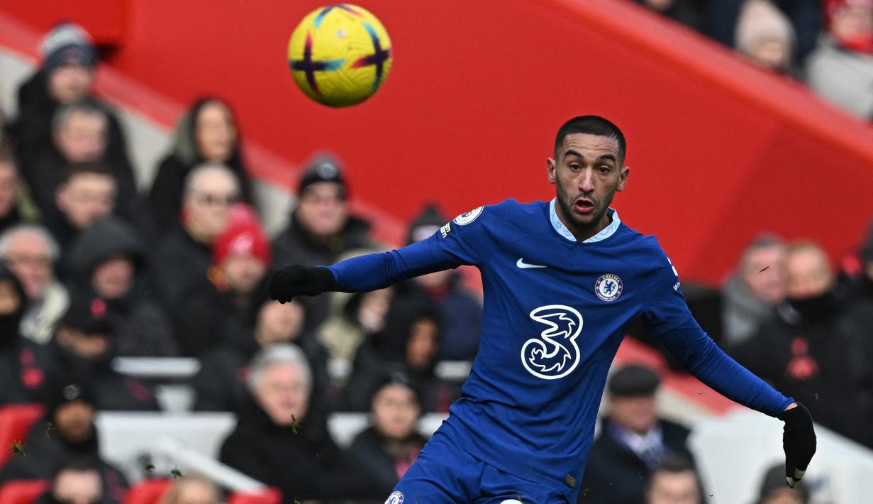 Gelandang Chelsea, Hakim Ziyech berusaha mengontrol bola saat menghadapi Liverpool pada laga Liga Inggris 2022/2023 di Anfield Stadium, Liverpool (21/1/2023). Hakim Ziyech memutuskan hijrah dari Chelsea menuju Al Nassr untuk bergabung dengan Cristiano Ronaldo meski masih menyisakan kontrak hingga 30 Juni 2025. Belum diketahui berapa nilai transfer yang dikeluarkan Al Nassr untuk Hakim Ziyech yang akan dikontrak selama 3 tahun. (AFP/Paul Ellis)