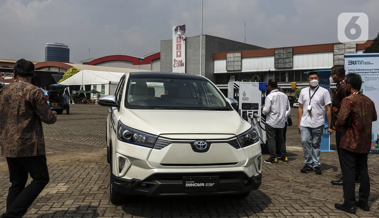 Mobil Toyota Kijang Innova EV Concept dihadirkan di area Indonesia International Motor Show (IIMS) 2022 di JIExpo Kemayoran, Jakarta, Kamis (31/3/2022). Kehadiran Kijang Innova EV diharapkan berkontribusi besar dalam mendukung pengembangan kendaraan ramah lingkungan. (Liputan6.com/Johan Oktavianus)