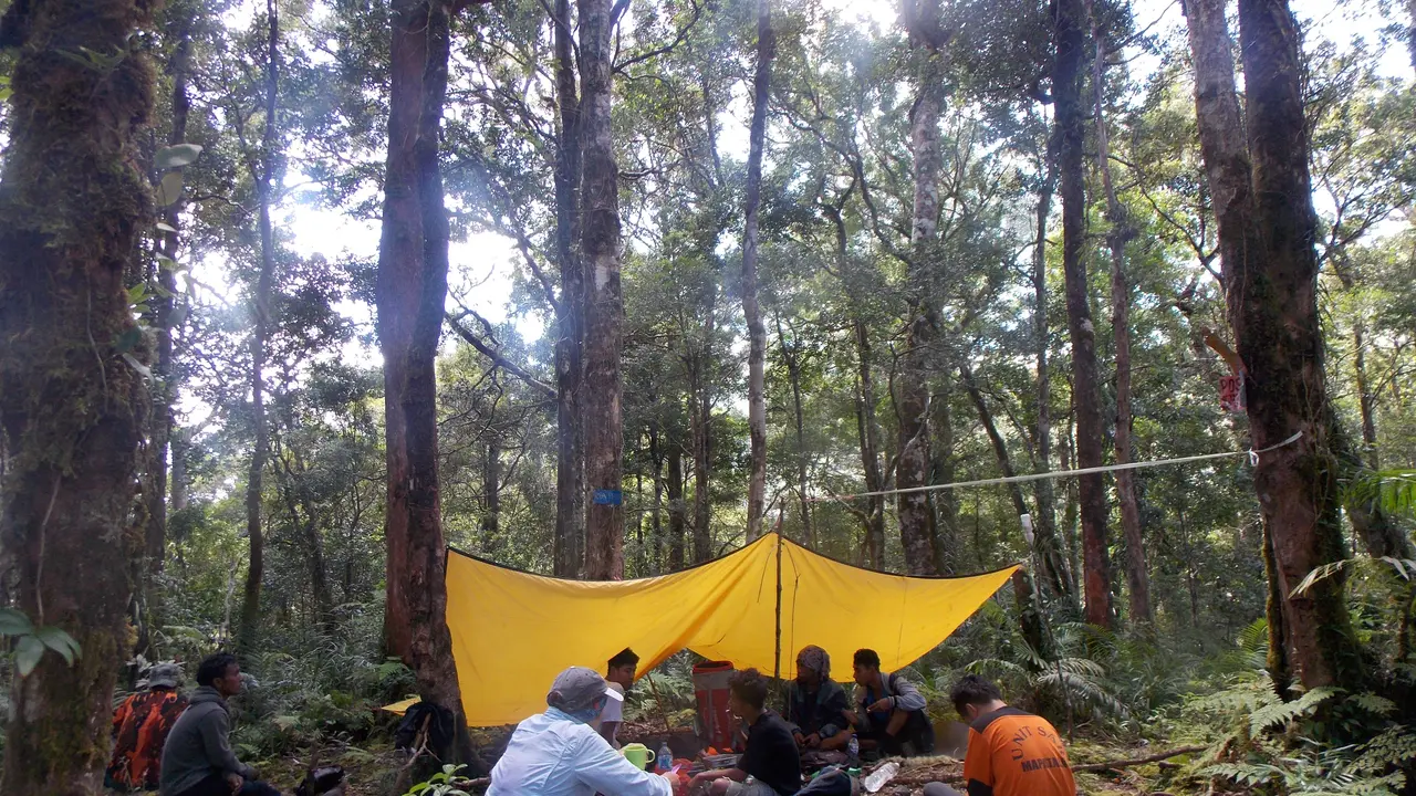 Pendaki di Gunung Sidole
