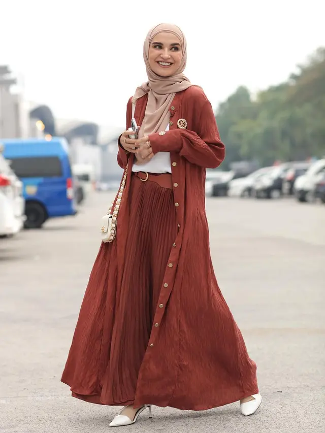 6 Gaya Padupadan Rok Plisket ala Shireen Sungkar untuk Busana Muslim yang Tampak Mewah