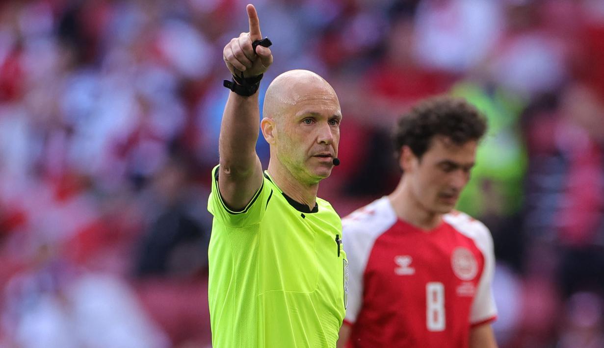 Wasit Anthony Taylor dan timnya patut diapresiasi karena keputusannya untuk menghentikan pertandingan sementara setelah insiden kolapsnya Eriksen. Peranannya sangat penting untuk mengembalikan suasana pertandingan kembali kondusif. (Foto: AFP/Pool/Friedemann Vogel)