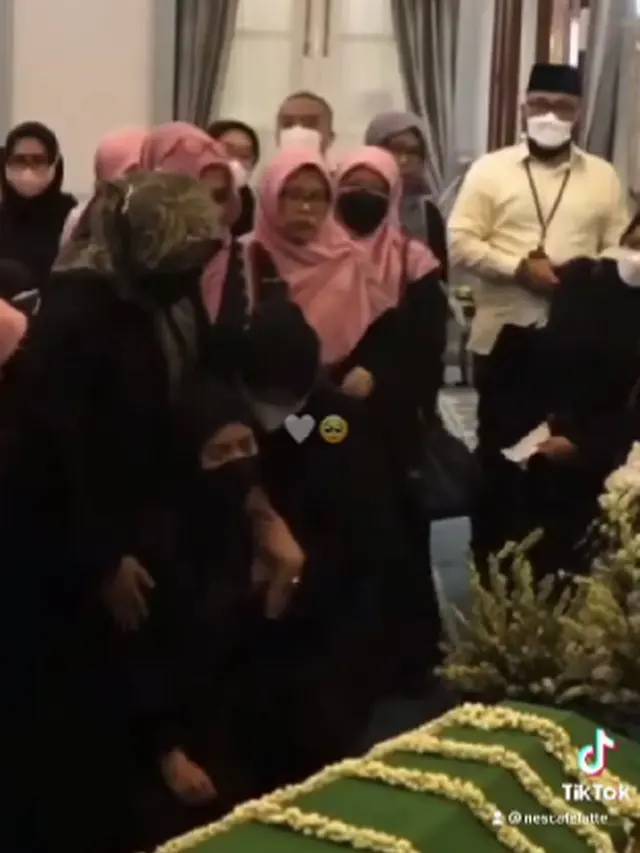 6 Momen Nabila Ishma Akhirnya Bertemu dengan Jenazah Eril, Duduk Lemas di Samping Peti