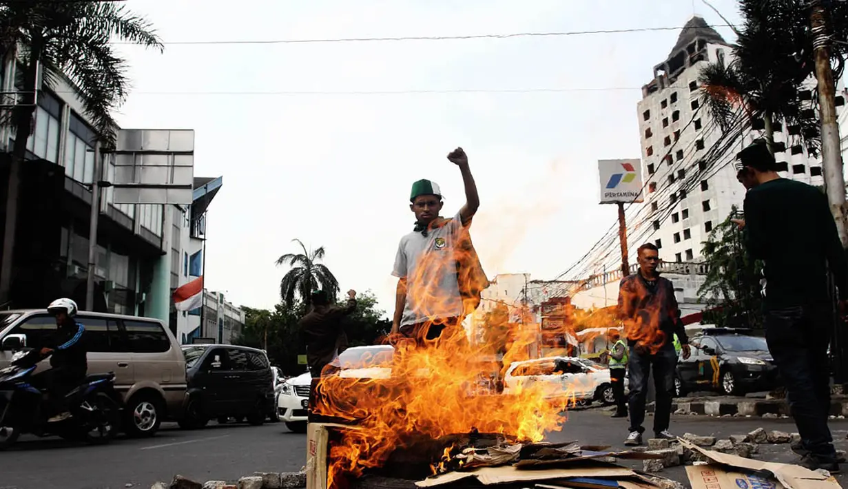 Massa dari Himpunan Mahasiswa Indonesia (HMI) kembali berunjuk rasa di Jalan Cikini Raya, Jakarta, Selasa (18/11/2014). (Liputan6.com/Faizal Fanani)