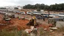Orang-orang berkumpul setelah sebuah kereta api keluar jalur dan terguling di Sidi Bouknadel dekat ibu kota Rabat, Maroko, Selasa (16/10). Terkait insiden ini, perusahaan yang mengoperasikan kereta belum mengeluarkan pernyataan. (AP/Abdeljalil Bounhar)