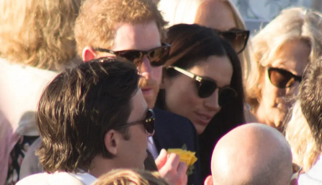 Hadir di pesta pernikahan temannya, Harry mengajak Meghan untuk datang bersamanya. Dikatakan salah seorang temannya, ini merupakan pertama kalinya Harry membawa kekasihnya ke hadapan teman-temannya. (doc.dailymail.com)