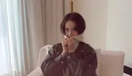 Fashion Yoona SNSD Padu Padan Jaket Kulit dan Hoodie Bernuansa Musim Gugur