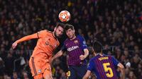 Duel udara antara Lucas Tousart dan Sergi Roberto pada leg kedua, babak 16 besar Liga Champions yang berlangsung di Stadion Camp Nou, Barcelona, Kamis (14/3). Barcelona menang 5-1 atas Lyon. (AFP/Josep Lago)