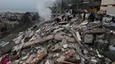 Beberapa laporan menunjukkan kerusakan signifikan pada bangunan pemukiman warga akibat bombardir tersebut. Tampak dalam foto, asap mengepul saat orang-orang memeriksa bangunan yang hancur akibat serangan Israel di desa Qennarit, Lebanon selatan, Kamis 22 Januari 2026. (AP Photo/Mohammed Zaatari)
