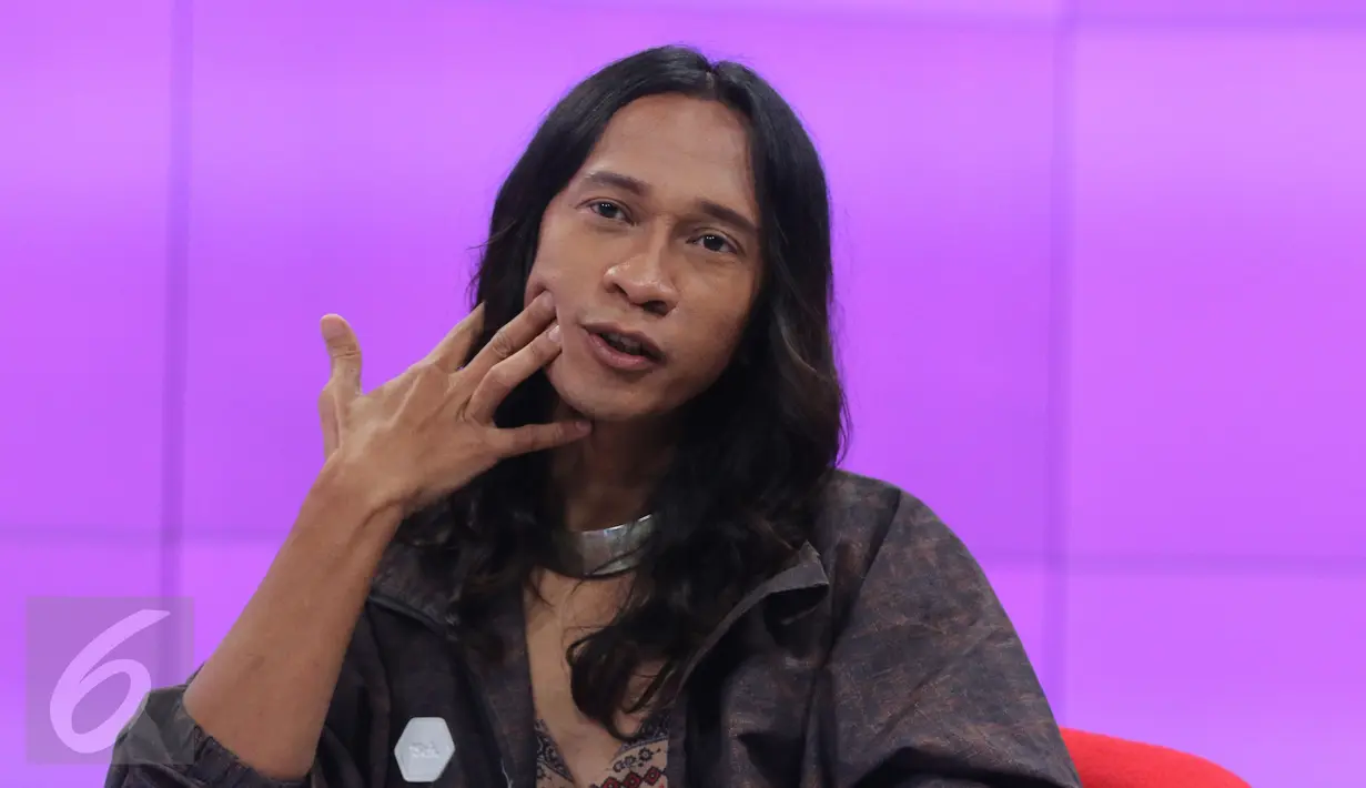 Aming Sugandhi saat menjadi bintang tamu di acara Dear Haters, Jakarta, Kamis (8/9). Niat Aming untuk memberi efek jera kepada netizen yang berkomentar negatif dicegah istrinya, Evelin. (Liputan6.com/Herman Zakharia)