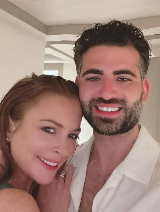 Potret Lindsay Lohan dengan sang suami, Bader Shammas juga tak lepas dari sorotan. Pasalnya, keduanya terlihat begitu bahagia. Bahkan diketahui kini Lindsay Lohan telah menetap di Dubai. (Liputan6.com/IG/@lindsaylohan)