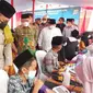 Kapolda Riau melihat santri yang mengikuti vaksinasi massal memperingati Hari Santri Nasional di Kabupaten Kampar. (Liputan6.com/M Syukur)