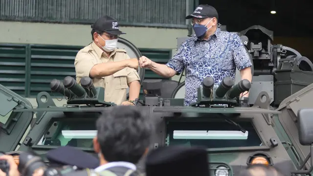 Menhan Prabowo Subianto mendampingi PM Malaysia Dato' Sri Ismail Sabri Yaakob dan Menhan Malaysia Dato' Seri Hishammuddin Hussein mengunjungi kantor pusat PT Pindad di Bandung, Kamis (11/11/2021).