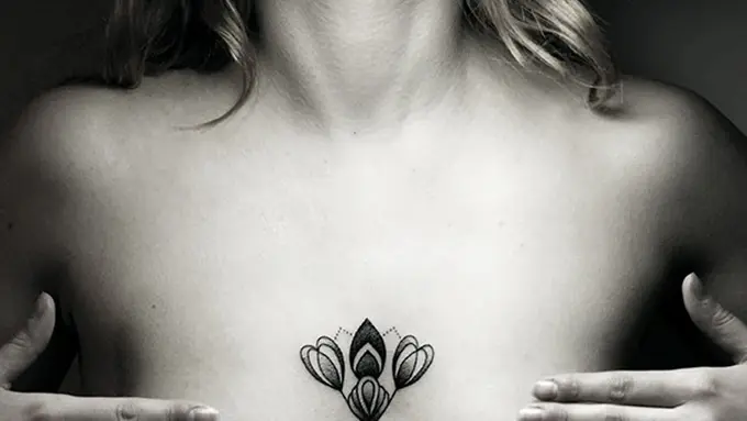 10 Cewek Ini Pilih Hiasi Belahan Dada dengan Tato